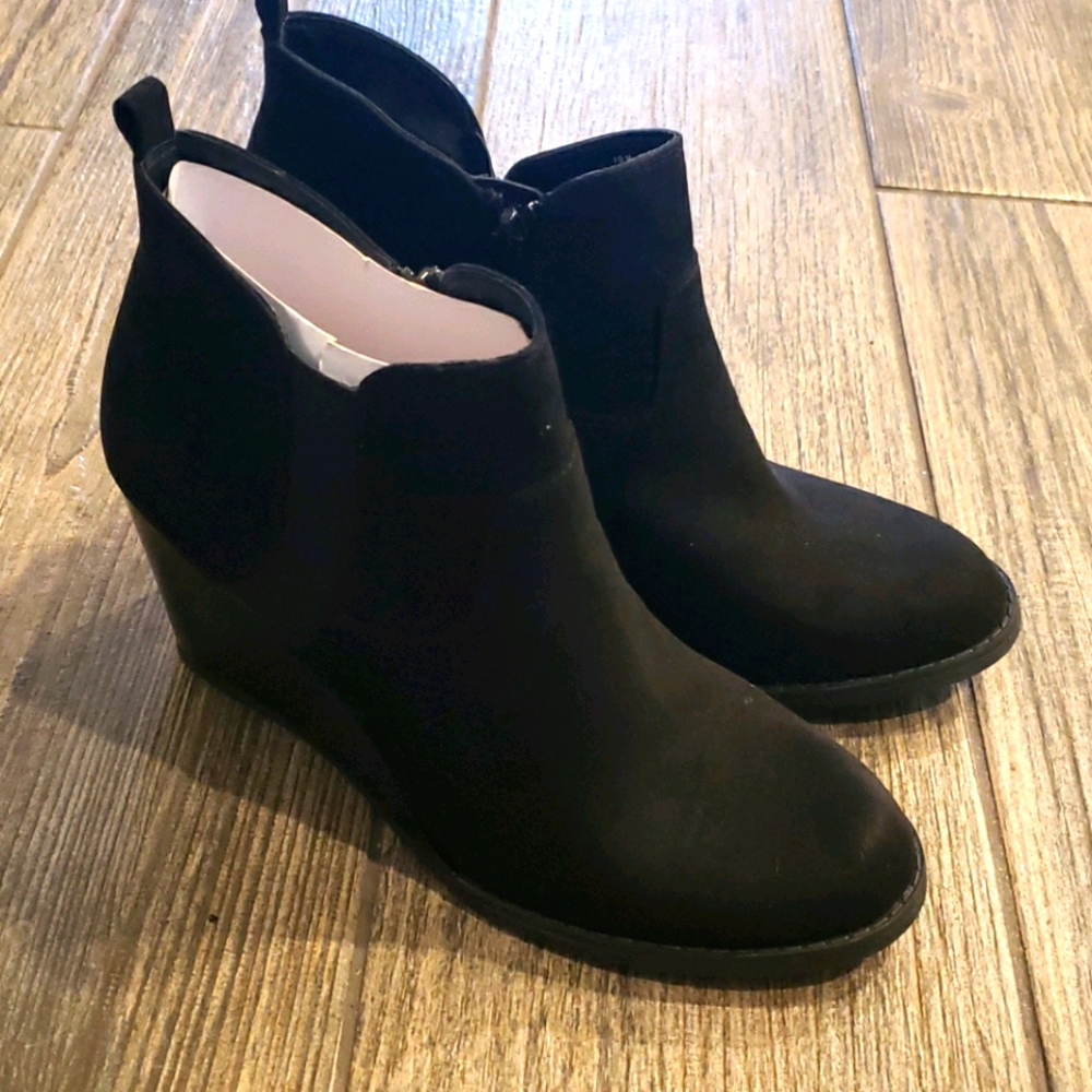 NWOT R2 Ankle Boots